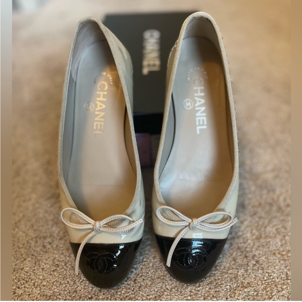 CHANEL Cream and Black Flats with Iconic Cap-Toe Design